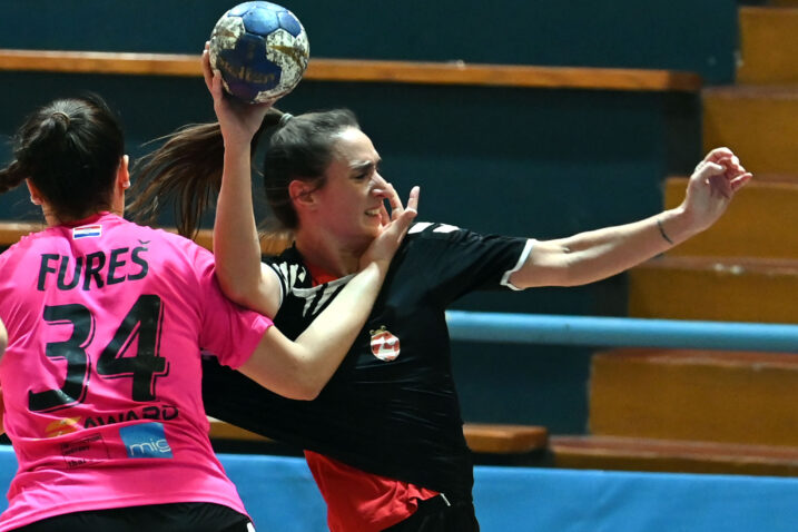 BEZ NJEŽNOSTI - Lara Fures i Kristina Plahinek/Foto V. KARUZA