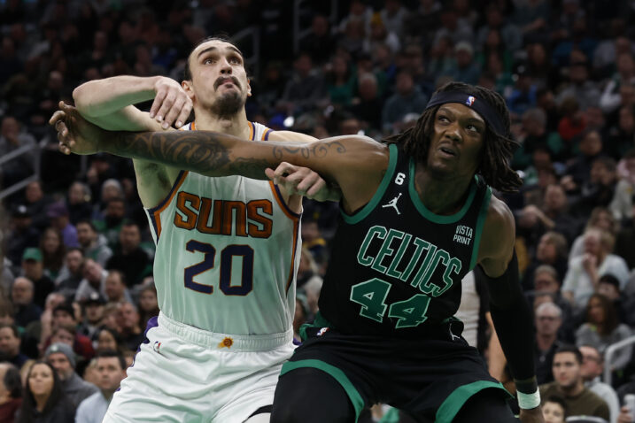 Dario Šarić i Robert Williams III/Foto REUTERS