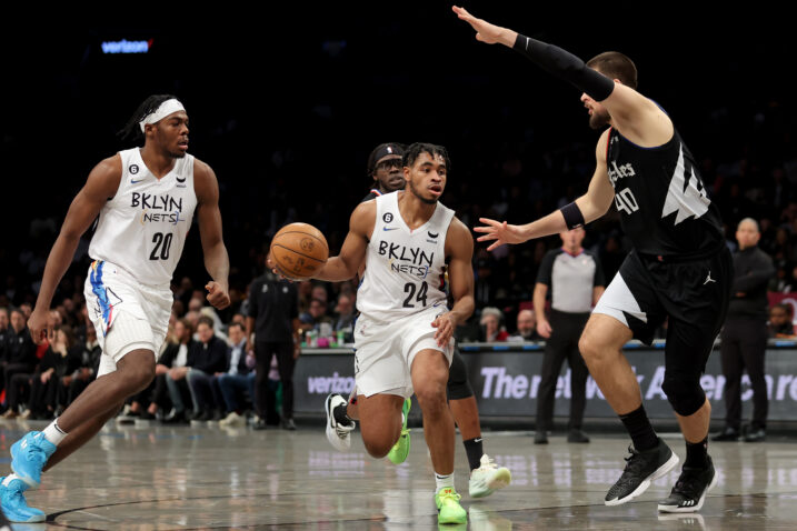 Ivica Zubac pokušava zaustaviti Cam Thomasa/Foto REUTERS