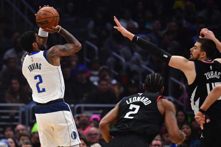 Ivica Zubac pokušaja zaustaviti Kyrie Irvinga/Foto REUTERS