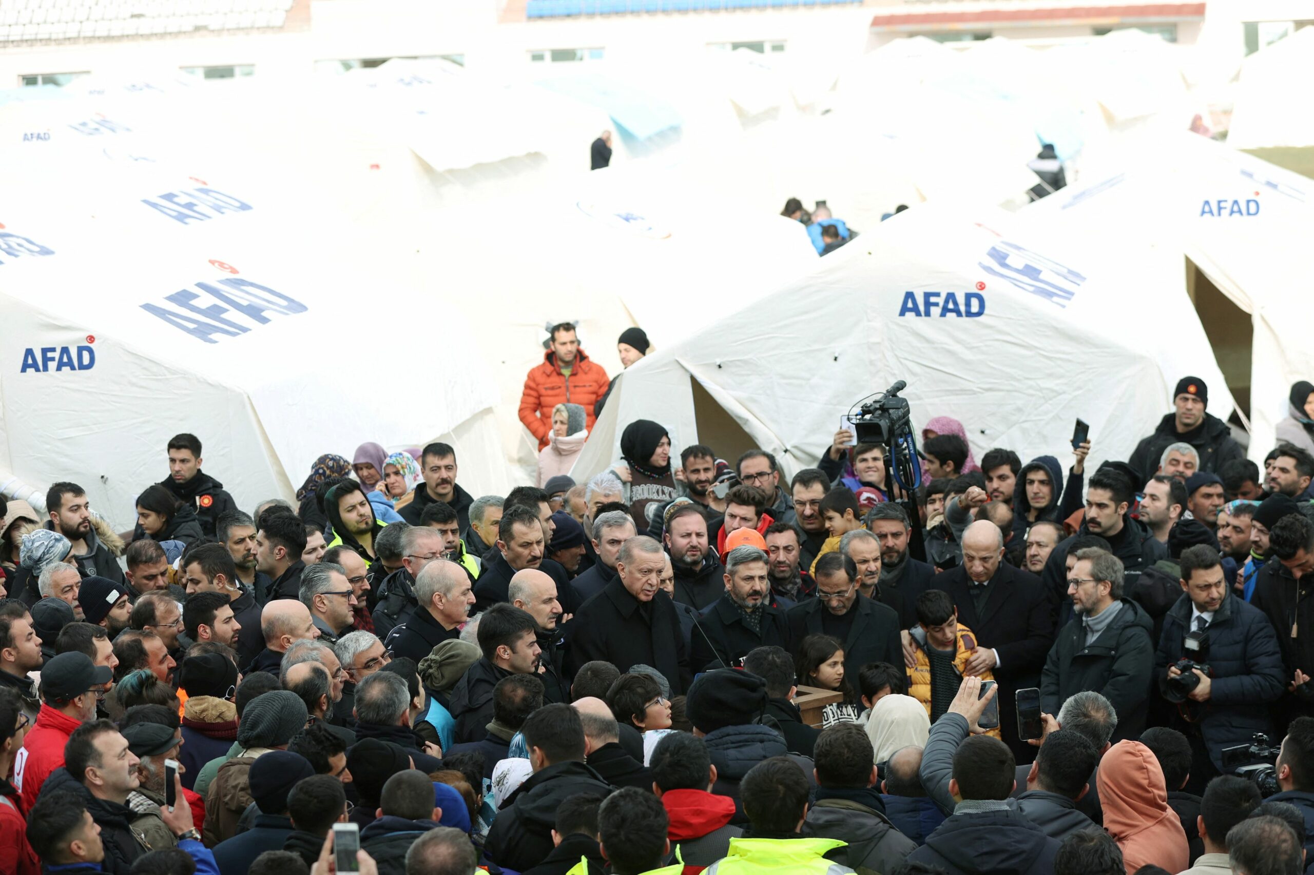 Erdogan ljudima u šatorima: Plaćat ćemo vam stanarinu i u godinu dana obnoviti kuće