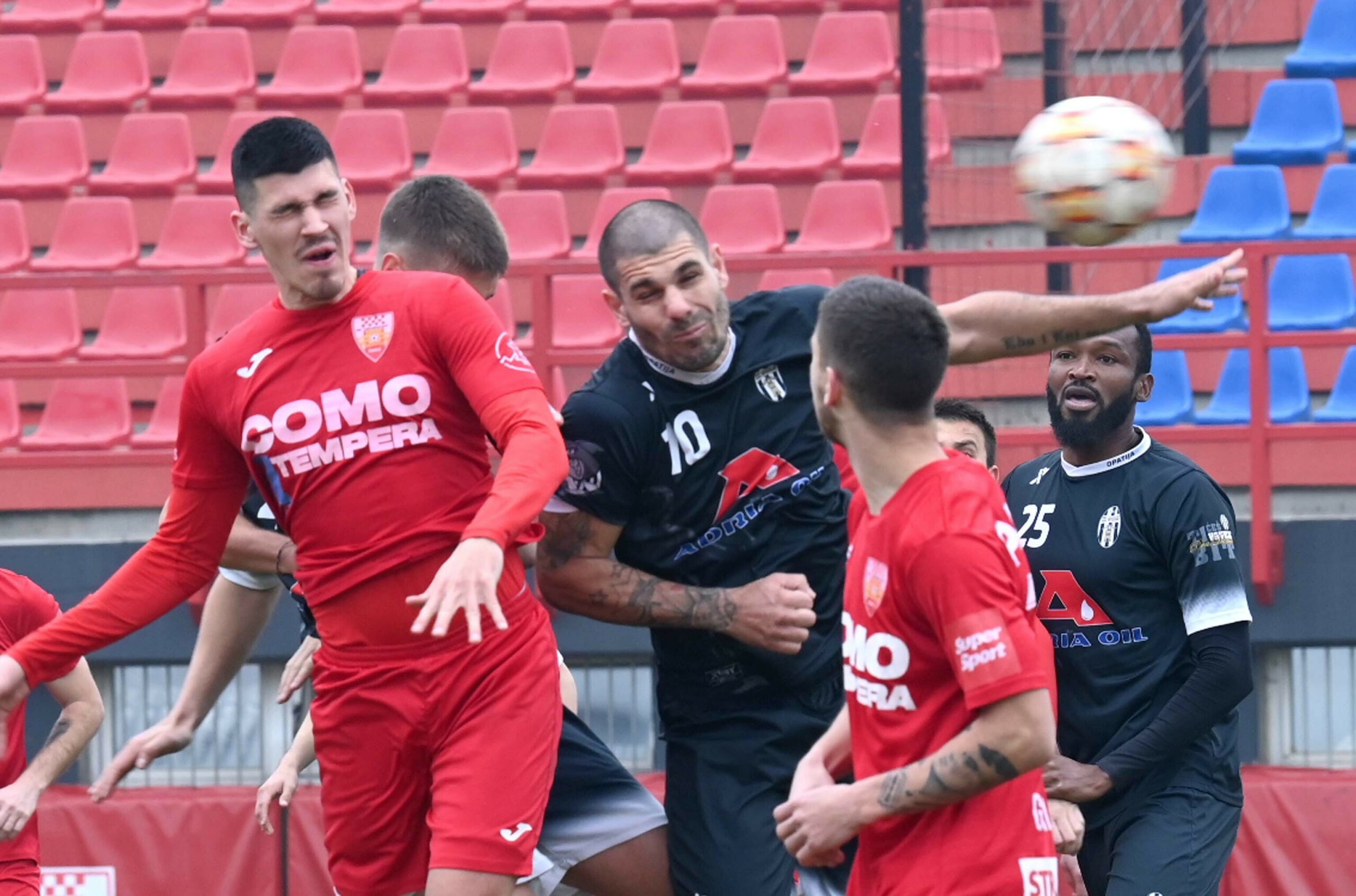 Karlo Milinović zabija izjednačujući pogodak glavom kraj Edina Junuzovića/Foto M. GRACIN