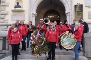 Lumberaši su »zasopli« ispred zgrade Grada Opatije prije vraćanja ključa / Foto A. KUĆEL-ILIĆ