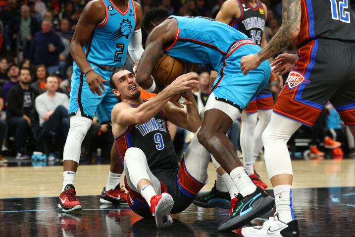 Dario Šarić i Deandre Ayton/Foto REUTERS