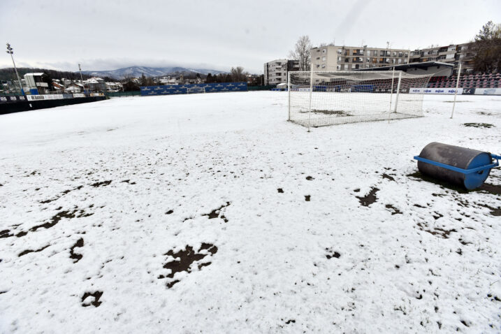 Igralište Kustošije u subotu je osvanulo pod snijegom/Foto D. KOVAČEVIĆ