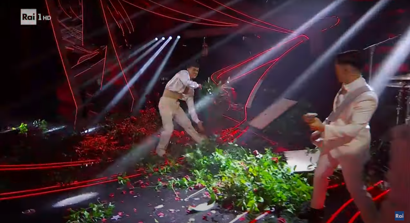 Blanco uništava cvijeće na pozornici / Screenshot