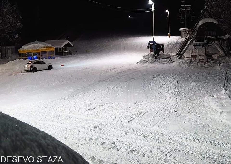 Jedan od ranijih slučajeva kad je auto zapeo u snijegu na skijaškoj stazi na Platku, uhvaćen nadzornim kamerama / Foto Facebook