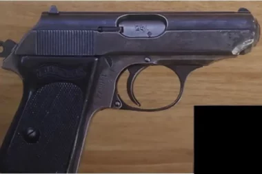 Bila je to reprodukcija pištolja Walther Ppk kakav se koristi u filmovima o Jamesu Bondu / Reuters