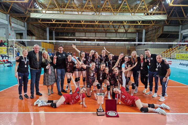 Mladostašice s trofejom/Foto Facebook HAOK Mladost