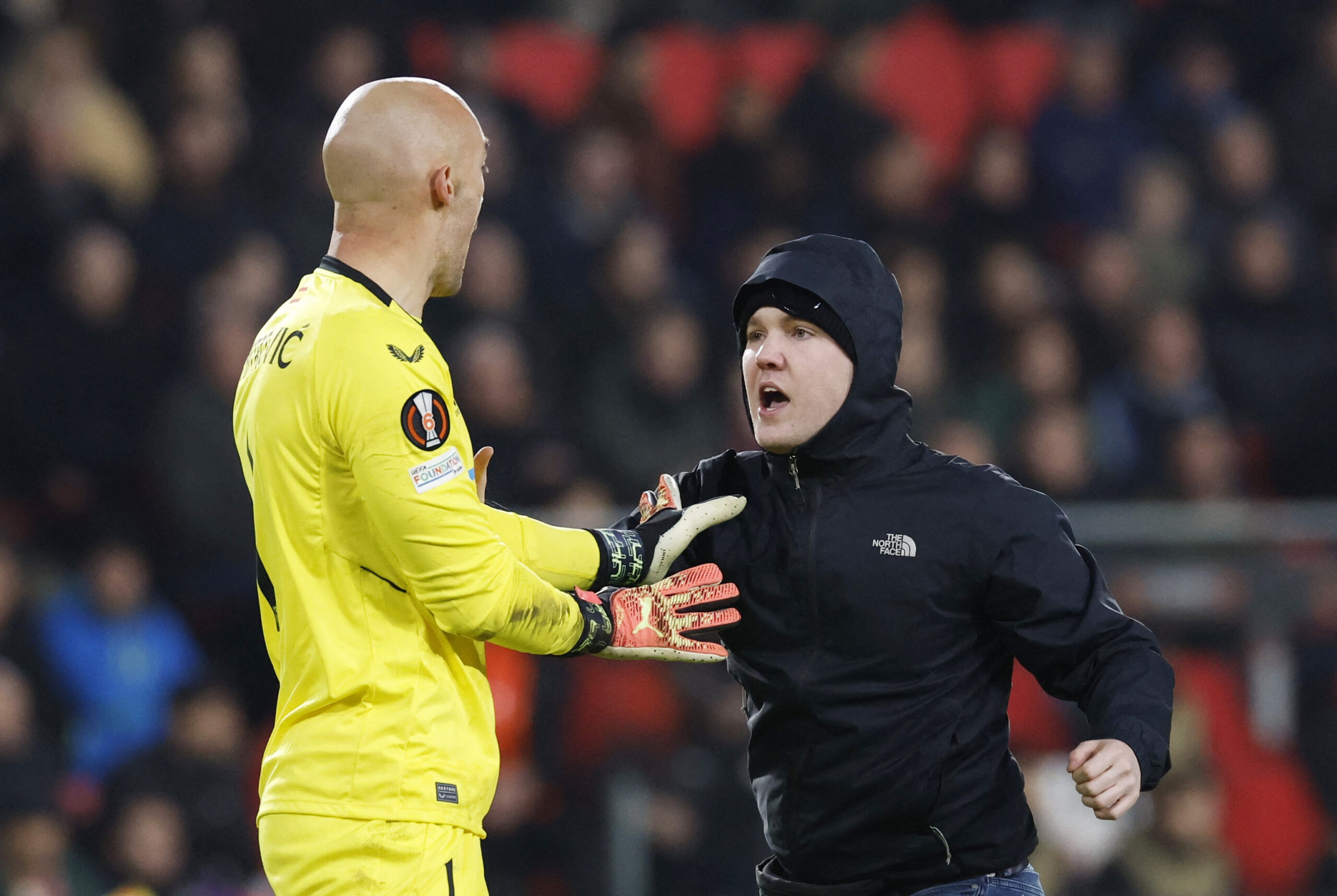 Marko Dmitrović i navijač Seville/Foto REUTERS