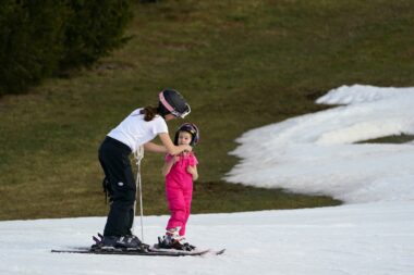 Topli dan na skijalištu / Reuters