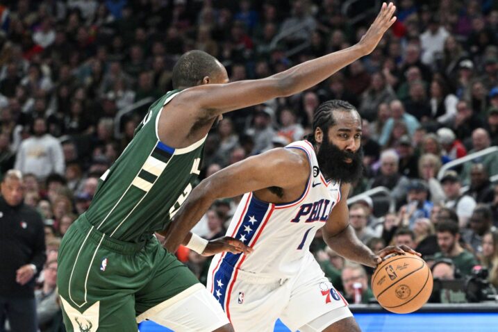 James Harden i Khris Middleton/Foto REUTERS