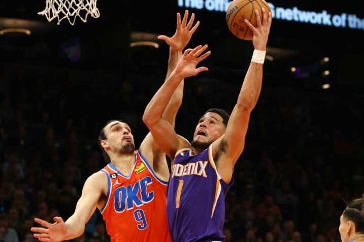 Dario Šarić i Devin Booker/Foto REUTERS