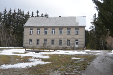 Stara škola u Sungeru bit će srušena / Foto M. KRMPOTIĆ
