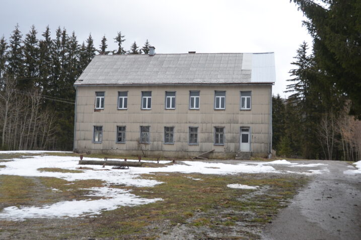 Stara škola u Sungeru bit će srušena / Foto M. KRMPOTIĆ