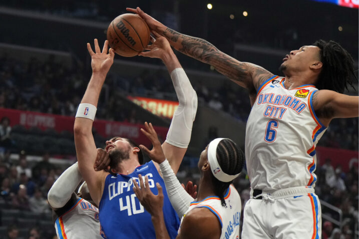 Ivica Zubac u okruženju igrača Oklahome/Foto REUTERS