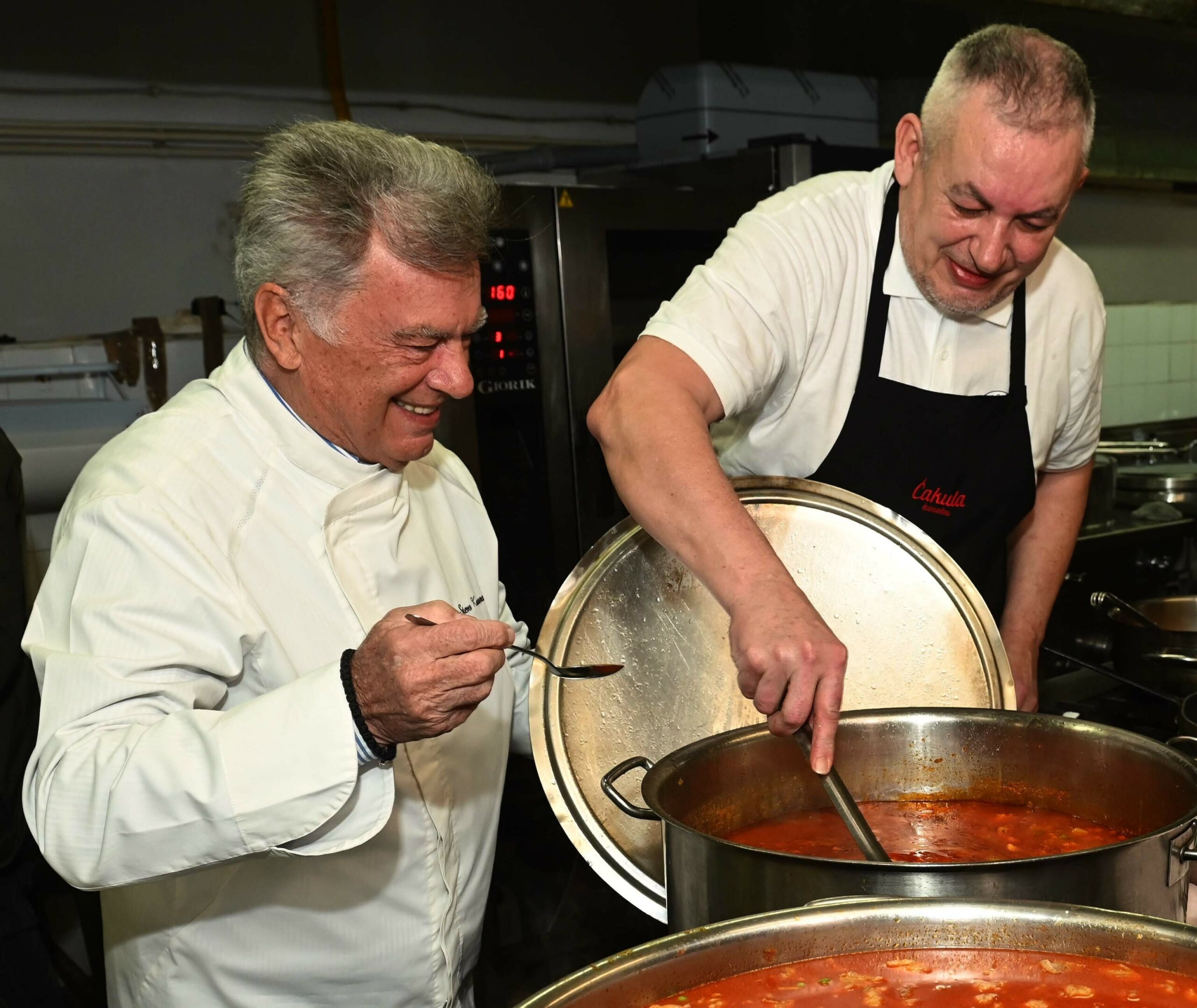 Stevo Karapandža i Nenad Posavec ili kulinarska elita "na delu" / Foto Marko Gracin