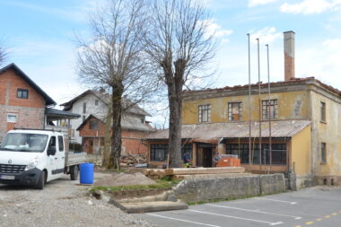 U tijeku je skidanje i izrada novog krovišta na budućoj zgradi Gradske knjižnice u Vrbovskom / Snimio M. KRMPOTIĆ