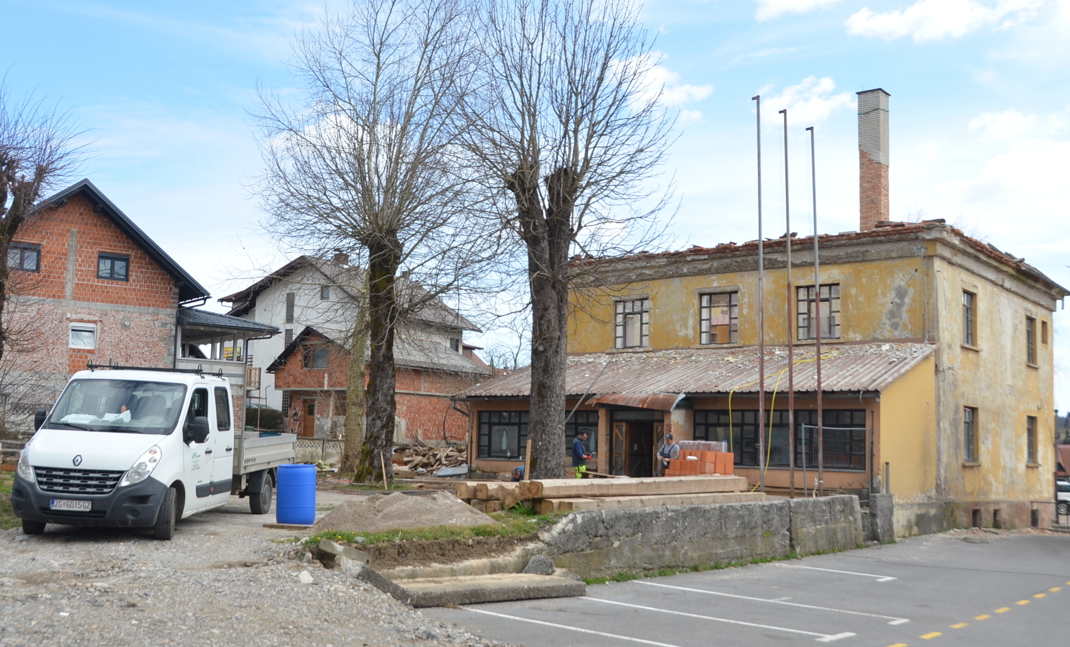 U tijeku je skidanje i izrada novog krovišta na budućoj zgradi Gradske knjižnice u Vrbovskom / Snimio M. KRMPOTIĆ
