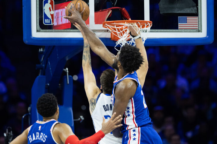 Joel Embiid blokira Luku Dončića/Foto REUTERS