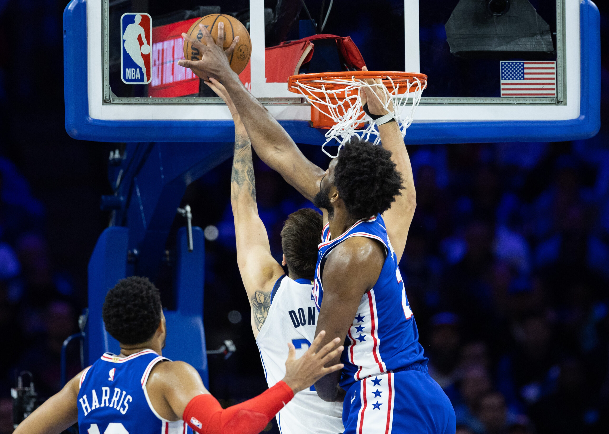 Joel Embiid blokira Luku Dončića/Foto REUTERS