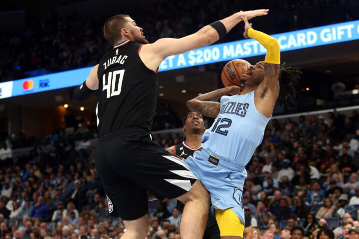 Ivica Zubac blokira Ja Moranta/Foto REUTERS