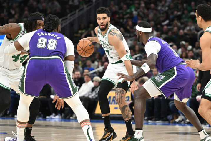 Jayson Tatum i Bobby Portis/Foto REUTERS