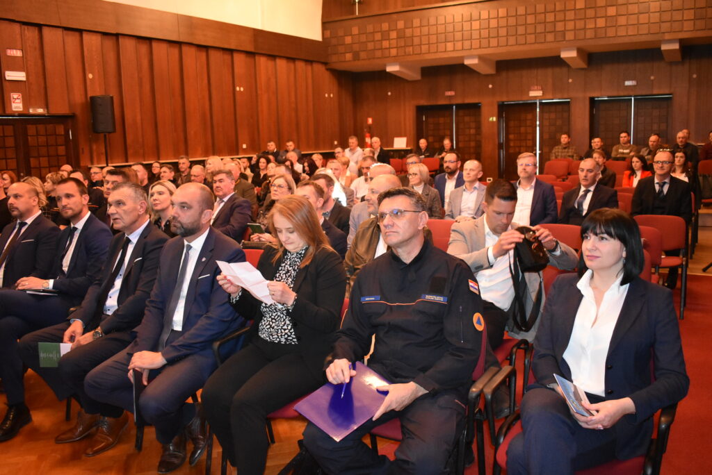 konferencija, Gospić, razminiranje, Velebit, Paklenica,