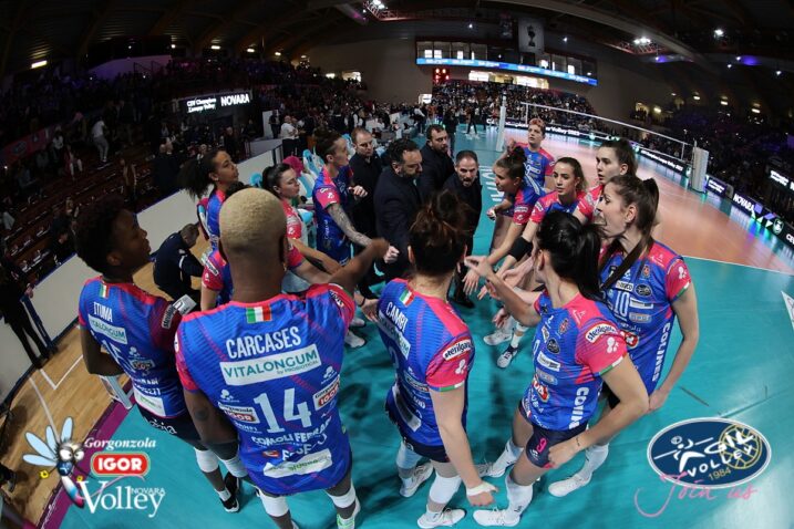 Ituma je prva slijeva na fotografiji igračica i trenera Novare tijekom minute odmora/Foto Facebook Igor Novara Volley