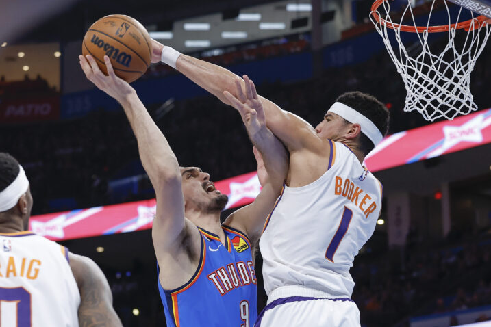 Dario Šarić i Devin Booker/Foto REUTERS