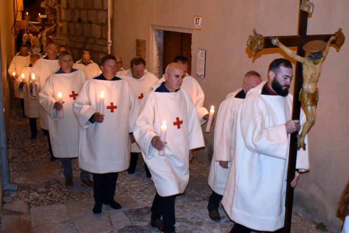 Kapari u procesiji ulicama vrbničke povijesne jezgre / Foto M. TRINAJSTIĆ