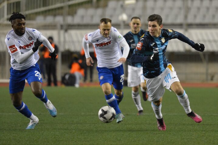 Antonio Marin u bijegu Chidozieju Awaziemu i Gergu Lovrencsicsu/Foto V. MAVROVIĆ/HNK RIJEKA