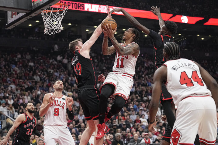 Jakob Poeltl i Chris Boucher pokušavaju zaustaviti DeMar DeRozana/Foto REUTERS