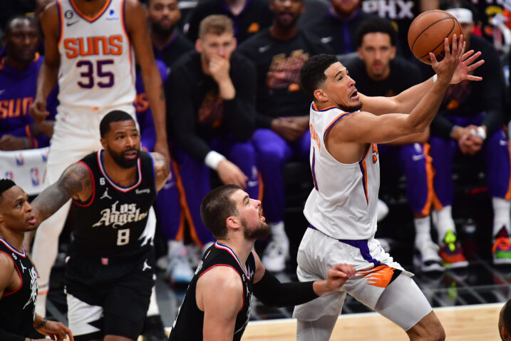 Ivica Zubac i Devin Booker/Foto REUTERS