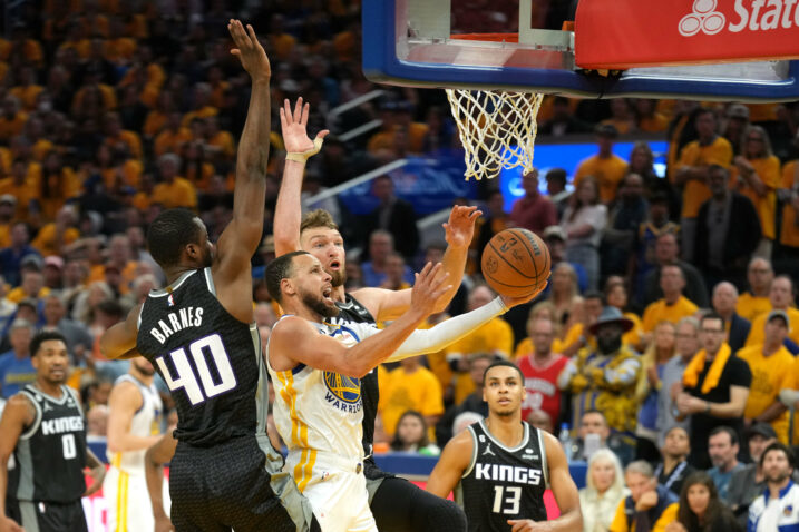 Stephen Curry između Harrisona Barnesa i Domantasa Sabonisa/Foto REUTERS