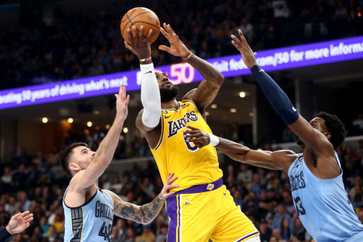 LeBron James između Johna Konchara i Jarena Jacksona Jr./Foto REUTERS