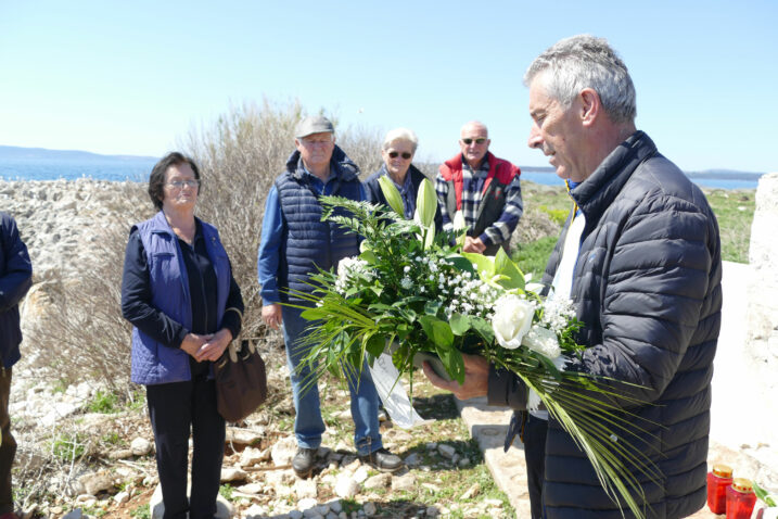 Denis Deželjin kod spomenika na otočiću Trsteniku / Foto Hrvoje Hodak