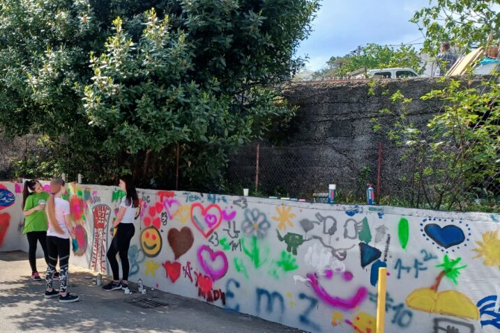 Sivilo zida dobilo je - radost. Sunca, srdaca, cvijeća, svih onih elemenata koji nam i za najvećih depresija vraćaju vjeru u - ljepotu  života / Snimio Edi PRODAN