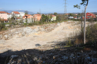 Lokacija budućeg gradilišta škole u Marinićima, snimljena 2021. godine / Foto S. DRECHSLER