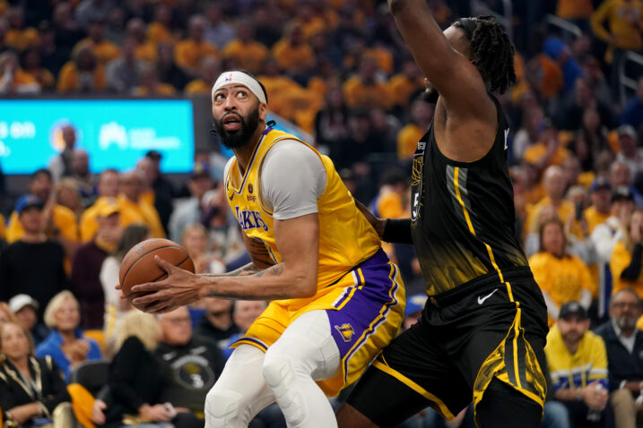 Anthony Davis i Kevon Looney/Foto REUTERS