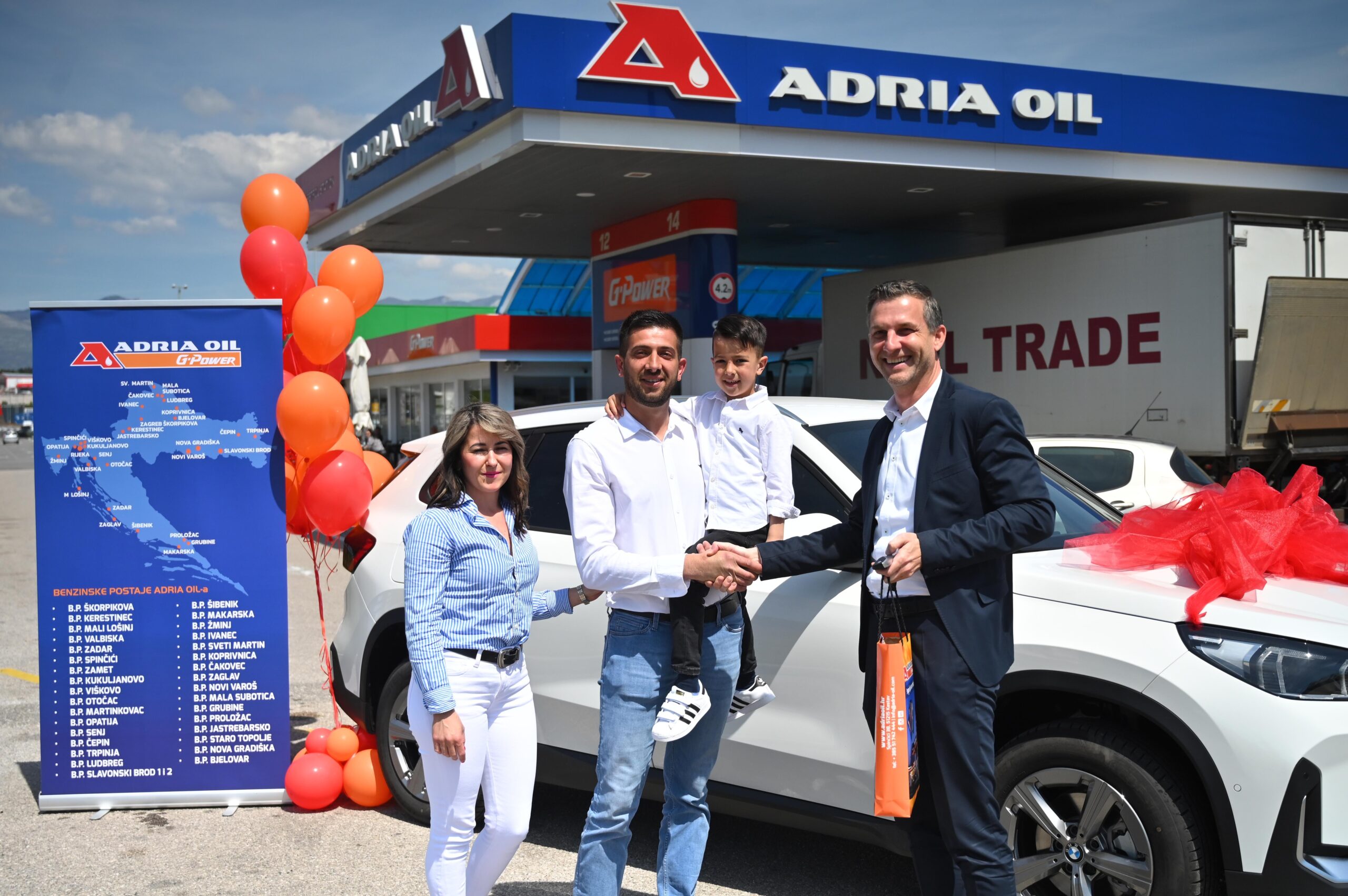 Ključeve BMW-a dobitniku je uručio Aleš Golob, član uprave Adria Oil-a