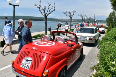 Oldtajmeri plijenili pozornost prolaznika središtem Punta / Foto MLADEN TRINAJSTIĆ