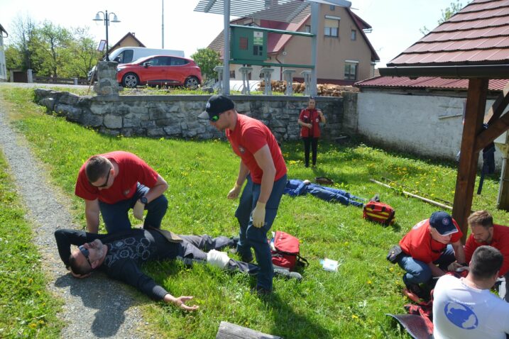 Neki »ozlijeđeni« bili su vrlo inspirirani ulogom, pa je ovaj »stradalnik« ozlijeđen lošim rukovanjem motornom pilom vrlo uvjerljivo jaukao / Snimio M. KRMPOTIĆ