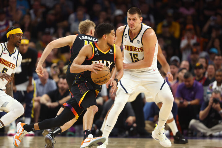 Devin Booker i Nikola Jokić/Foto REUTERS