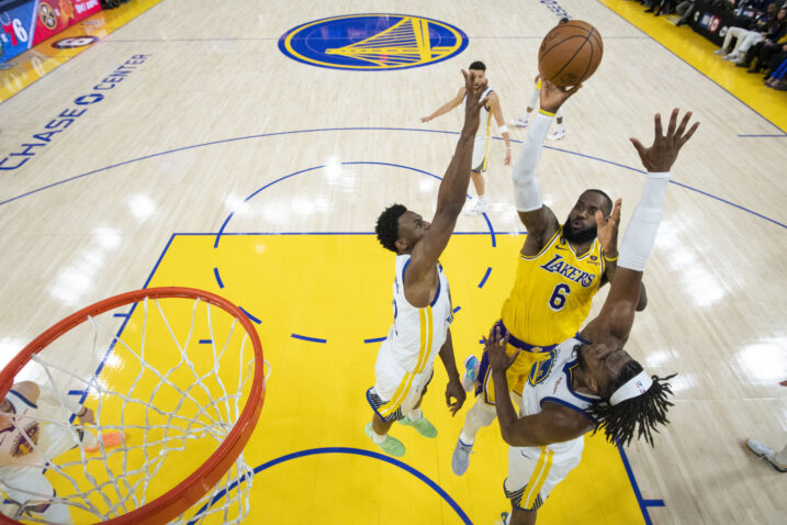 LeBron James izneđu Andrewa Wigginsa i Kevona Looneya/Foto REUTERS