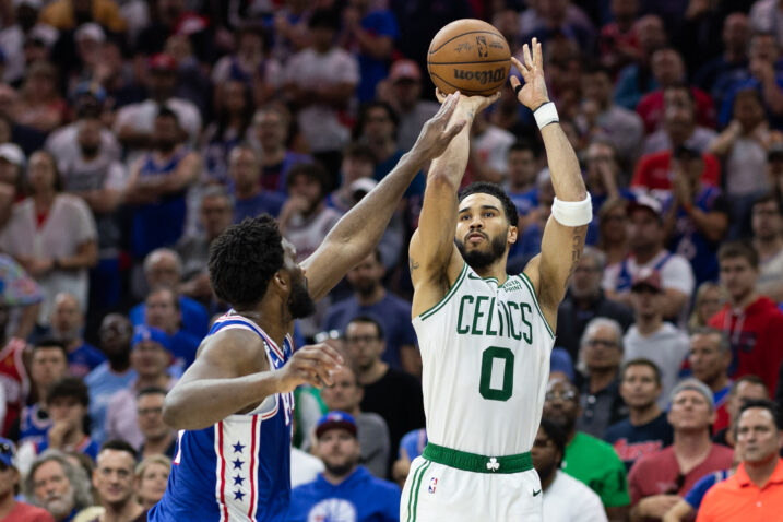 Jayson Tatum i Joel Embiid/Foto REUTERS