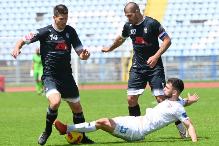 Antonio Pejanović i Edin Junuzović u duelu s Mariom Nikolićem (Bjelovar)/M. GRACIN
