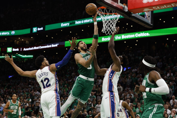 Jayson Tatum zabija preko Joela Embiida/Foto REUTERS