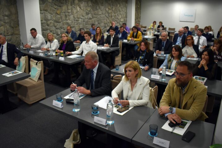 Susret župana s načelnicima i gradonačelnicima održan je u Njivicama / Foto M. TRINAJSTIĆ