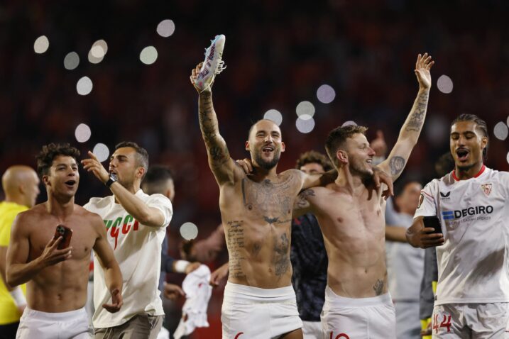 Loic Bade, Nemanja Gudelj i Ivan Rakitić/Foto REUTERS